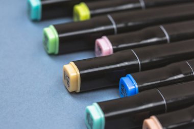 Gri arkaplan üzerine çizim için bir çizim işaretleyicisi kümesi