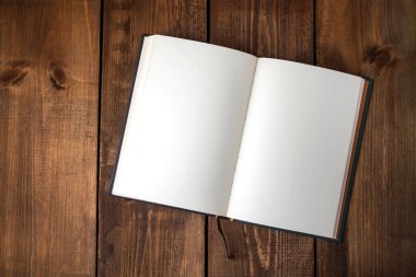 Tahta masadaki boş defter