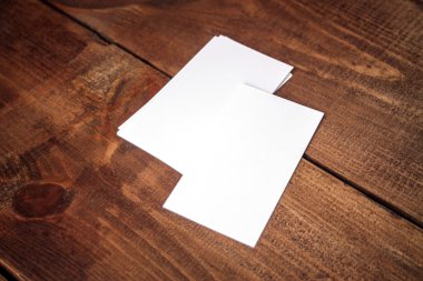 Ahşap masa üzerinde boş dikey kartvizit