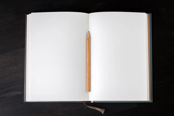 Cuaderno de papel en blanco con lápiz — Foto de Stock