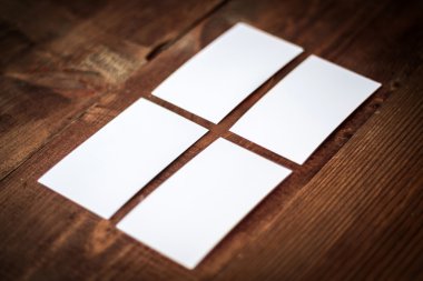 Boş kartvizit mock-up ahşap tablo