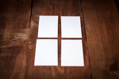 Boş kartvizit mock-up ahşap tablo