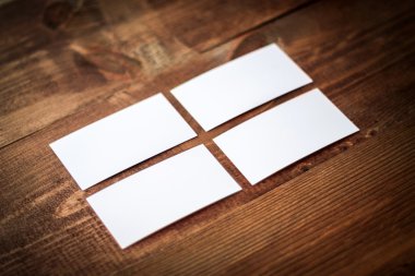 Boş kartvizit mock-up ahşap tablo