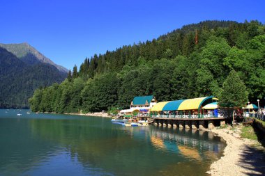 Dağ gölü yakınlarında bir kafe fotoğrafı.