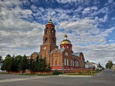 Mokshan 'daki tapınağın fotoğrafı gökyüzünün arka planına karşı.