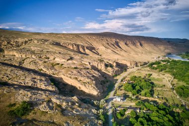 Gürcistan dağları akşam güneşinin altında
