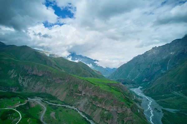 Kazbegi Dağları insansız hava aracı görüntüsü — Stok fotoğraf