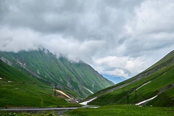 Montagnes vertes dans les nuages — Photo