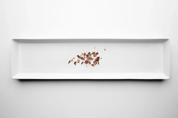 El chocolate se desmorona aislado en el centro blanco —  Fotos de Stock