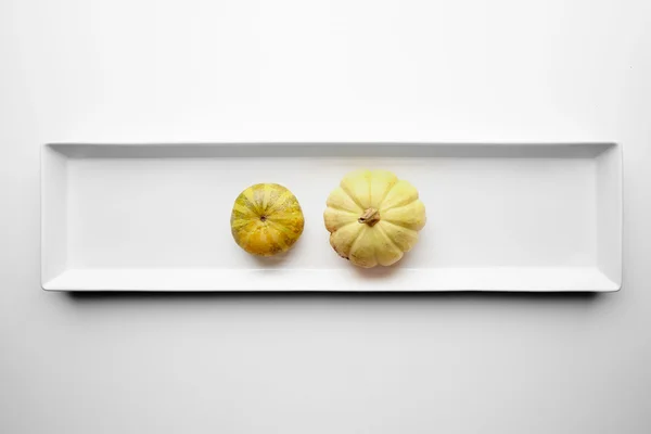 Две тыквы изолированный белый фоновый стол — стоковое фото