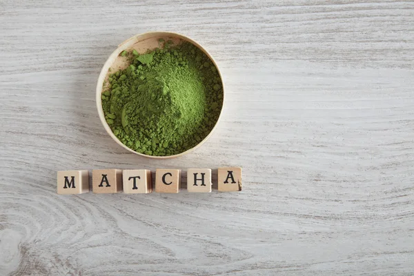 Pó de chá matcha em caixa de madeira lettering — Fotografia de Stock