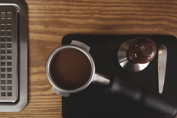 Top view portafilter coffee tamper wooden table — 图库照片