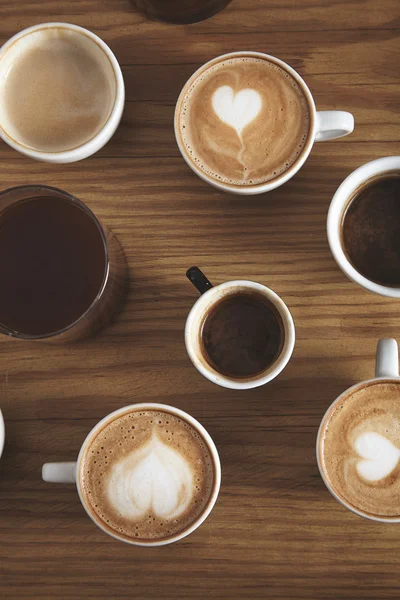 Apresentação vista superior bebidas de café isoladas na mesa de madeira — Fotografia de Stock