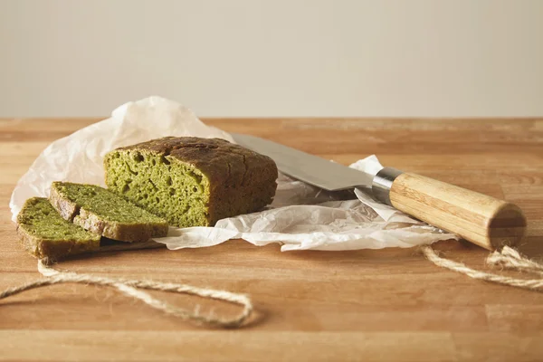 Dilimlenmiş ıspanak ekmek beyaz bıçak ile izole — Stok fotoğraf