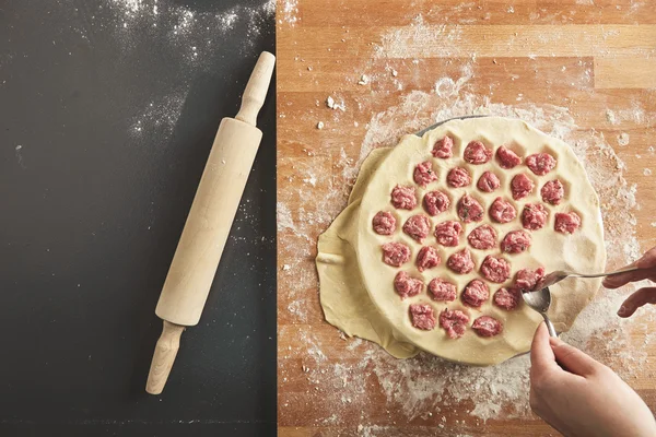 Molde de albóndigas de relleno de vista superior con carne picada — Foto de Stock