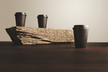 İki kağıt bardak odaklanmamış bir odak izole ahşap masa