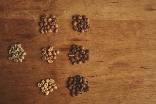 Färska rostade kaffebönor olika sorter rostning uppifrån Visa — Stockfoto