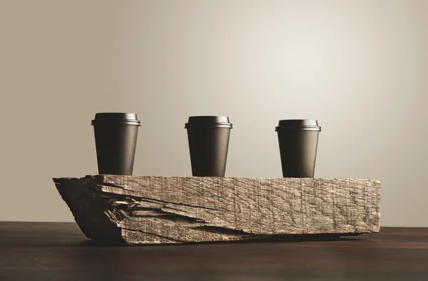 Tres vasos de papel aislados en ladrillo de madera — Foto de Stock