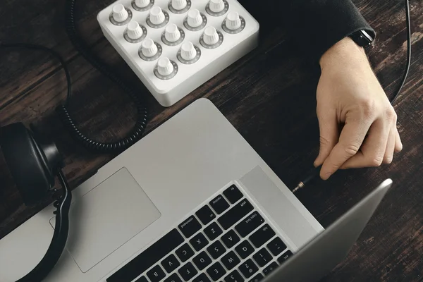 Spine a mano nel cavo delle cuffie nel jack stereo porta musica nel computer portatile retina — Foto Stock