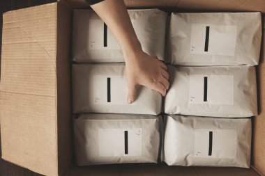 El büyük zanaat karton kutuiçinde boş paket koymak