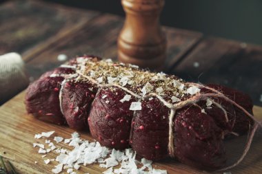 baharat ve otlar arasında duman et bağlı parçası
