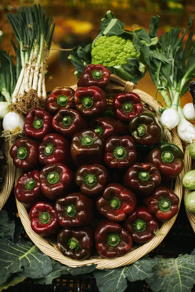 Peper prei kool in mand gepresenteerd in de markt te koop — Stockfoto