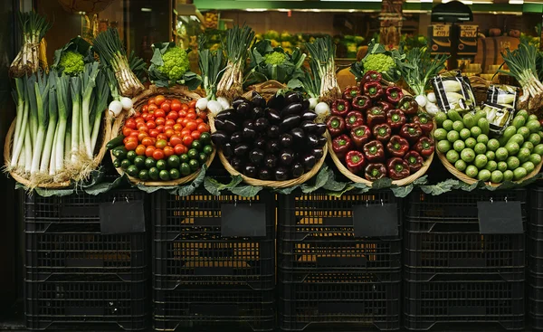 Verduras frescas en cestas presentadas al exterior en el mercado para la venta —  Fotos de Stock