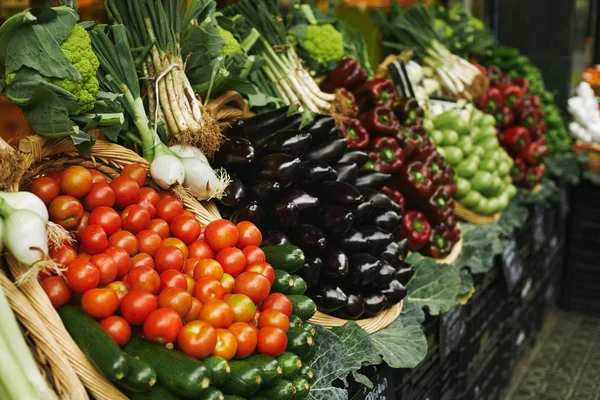 Las verduras en el mercado de la cesta se centran en los tomates — Foto de Stock