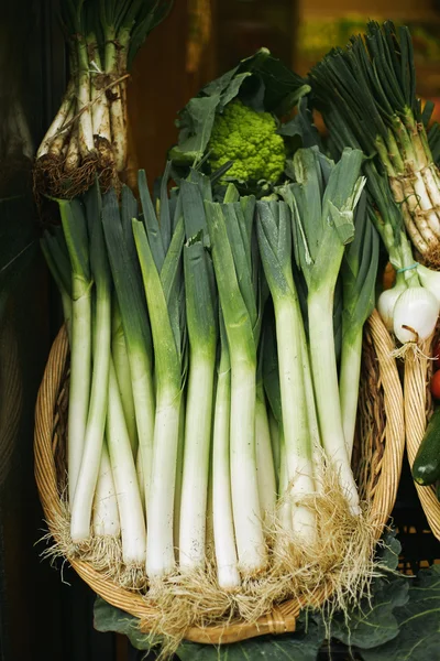 Alho-porro fresco em cesto apresentado fora do mercado para venda — Fotografia de Stock