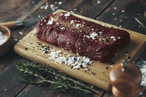 Carne legata alla griglia tavolo speziato salato vista da vicino — Foto Stock