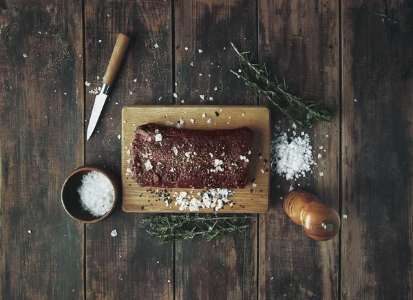 Bife de carne de vista superior pronto para grelhar tempero salgado — Fotografia de Stock