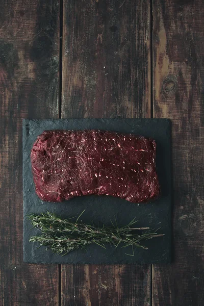Felülnézet hús fából készült asztal gyógynövény kő — Stock Fotó