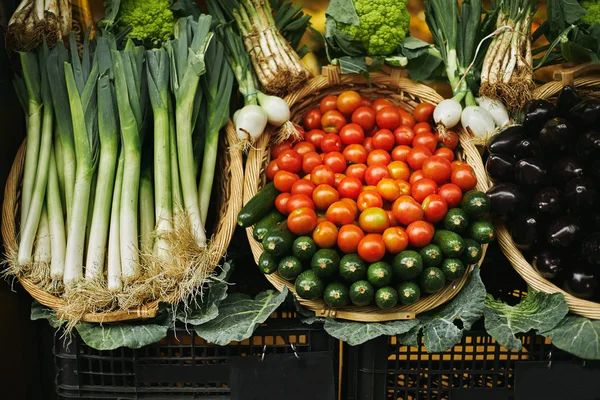 Tomaten, prei en courgette in mand voor verkoop markt gepresenteerd — Stockfoto