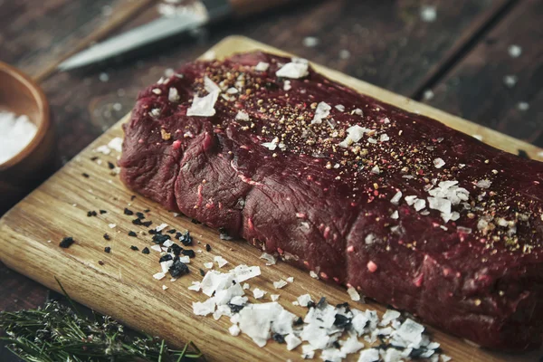 Vértes hús fűszeres sózott a fa tábla — Stock Fotó