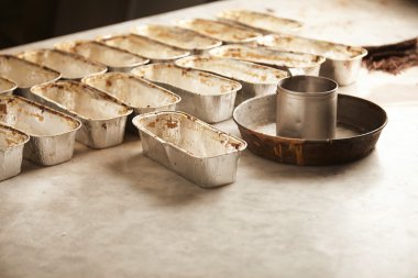 Taş mermer masaya oturtlanmış kek için tava kalıpları seti