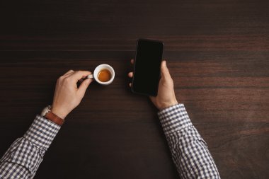 Üst görünüm işadamı elleri espresso tutun