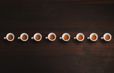 Espresso veya ristretto ile küçük seramik bardak seti, taze demlenmiş