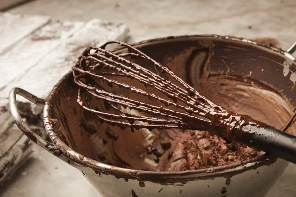 Крупним планом вуса в розтопленому шоколаді на сталевому горщику — стокове фото