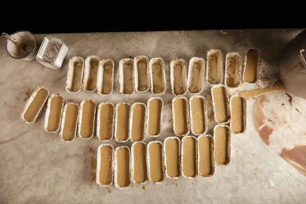 Conjunto de moldes para moldes para hornear para tarta colocados en una mesa de mármol de piedra —  Fotos de Stock