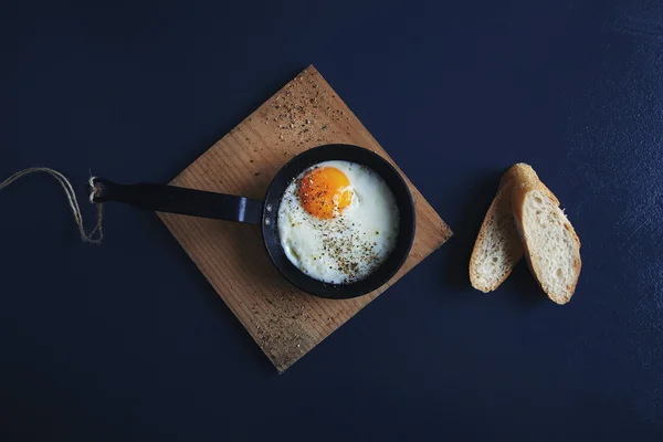 Vista superior sabroso desayuno saludable: condimentado con pimienta huevo frito —  Fotos de Stock