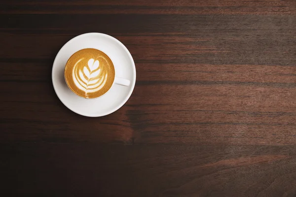 Идеальный кофе с капучино и молочной пеной сверху — стоковое фото
