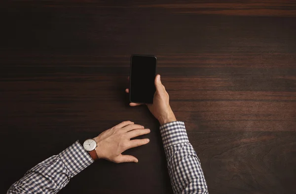 Contador mirando teléfono inteligente usando sus relojes clásicos de plata — Foto de Stock