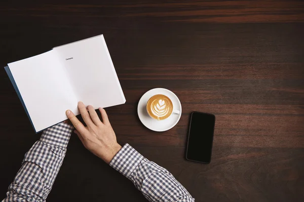 Top view accountant hands in plaid shirt  hold opened note book — Stock Photo, Image