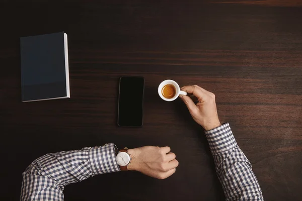 Las manos del hombre de negocios sostienen la taza de cerámica con espresso — Foto de Stock