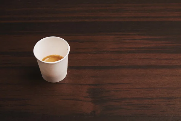 Perfekter Espresso in kleiner weißer Tasse zum Mitnehmen — Stockfoto