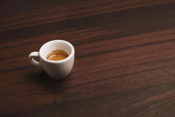 小白陶瓷杯中完美浓缩咖啡的侧视图 — 图库照片