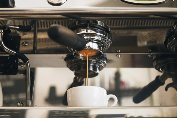 Fresh espresso coffee brewing through the bottomless portafilter — Zdjęcie stockowe