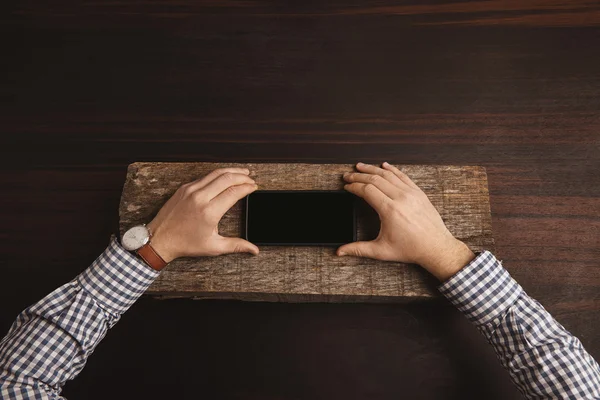 Könyvelő keze tartsa okos telefon — Stock Fotó