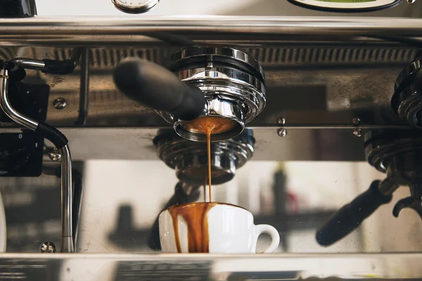 Fresh espresso coffee brewing through the bottomless portafilter — ストック写真