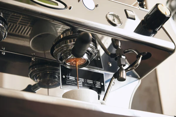 Café expreso recién hecho por la mañana que vierte a través del portafilter sin fondo —  Fotos de Stock